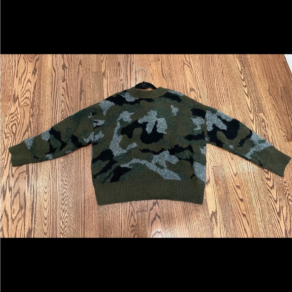 NWT Aqua Camo Green V-neck Sweater - Size S